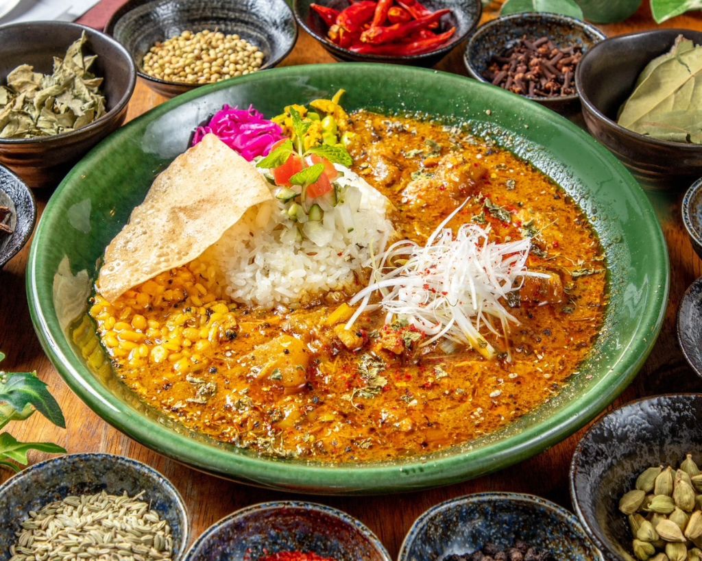 MANOSチキンカレー - 23種類のスパイスが織りなす本格カレー