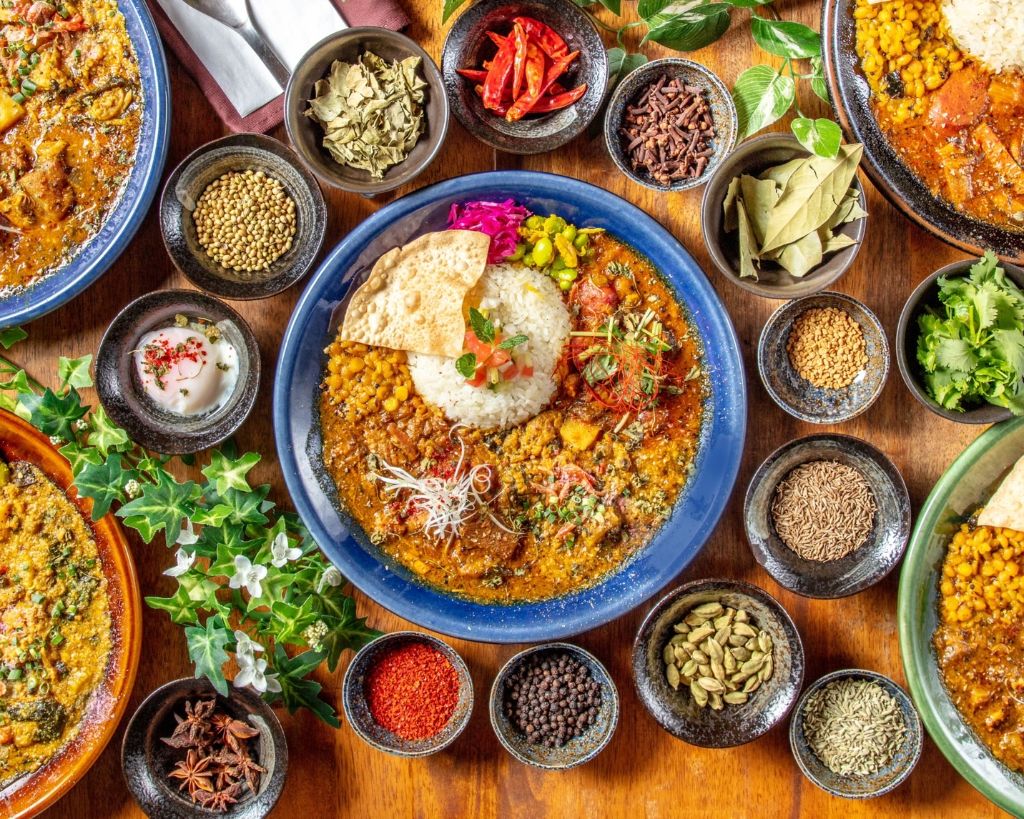 MANOSカレー - 様々なスパイスと美しい盛り付け